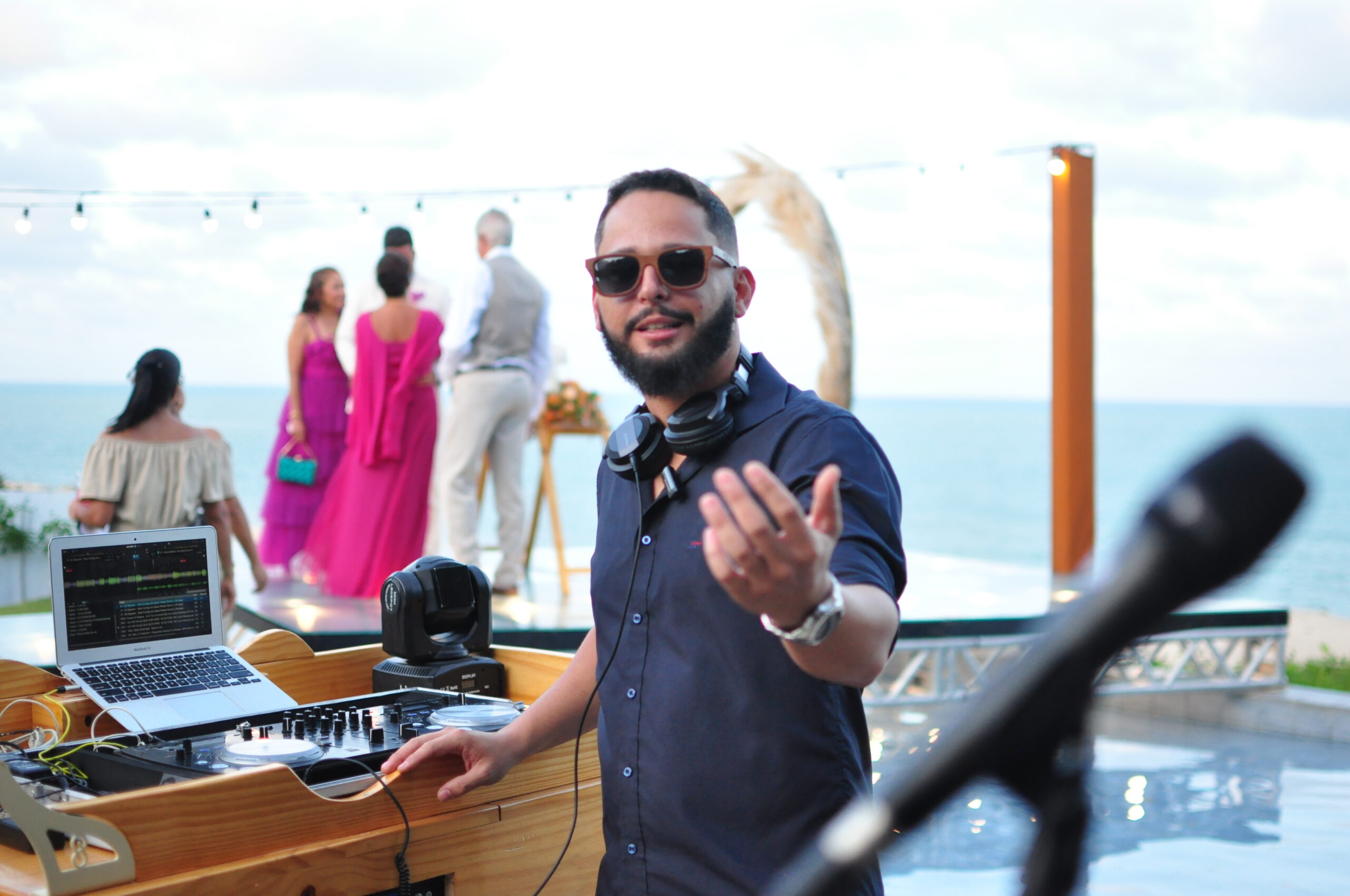 DJ Nato apresentando a experiência da Pedal Mix DJ em evento