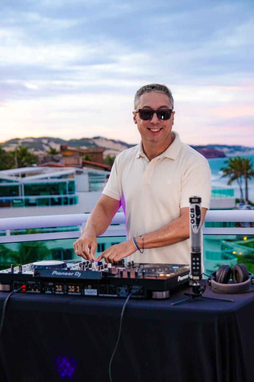DJ da DJ House Brasil tocando em evento