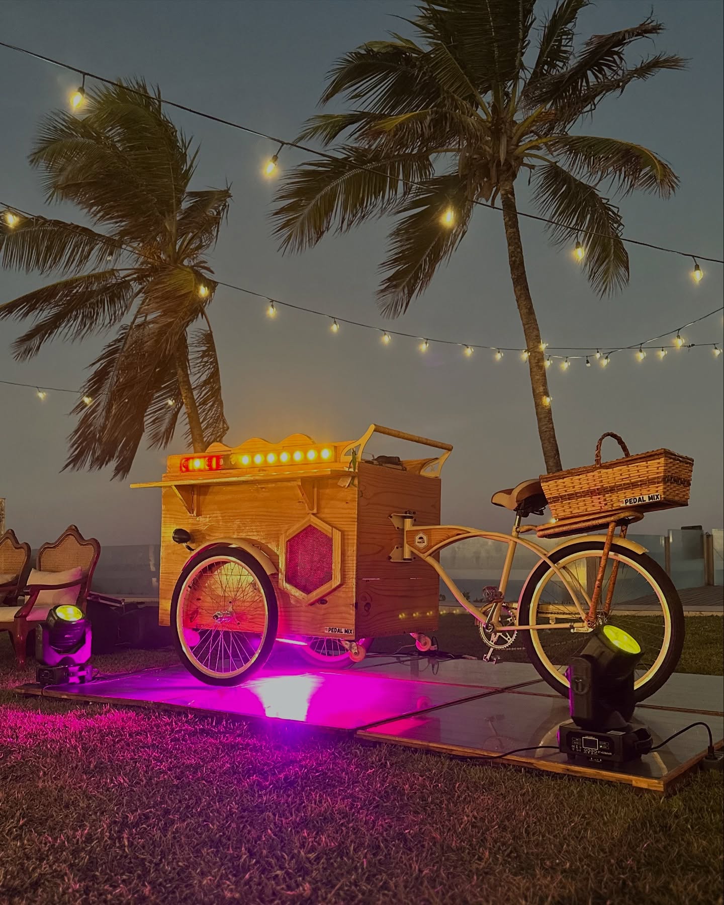 Bike Pedal Mix DJ com iluminação em evento